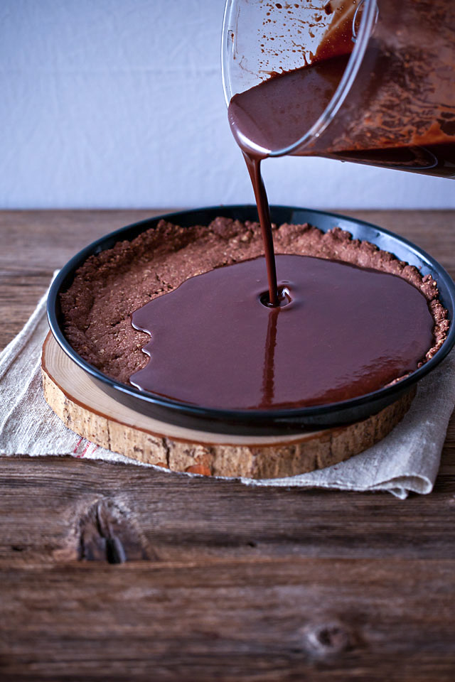 chocolate tart with oat and coconut oil crust (vegan)