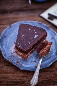 chocolate tart with oat and coconut oil crust (vegan)