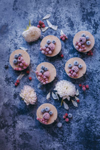 mini raw 'cheesecake' tarts with berries