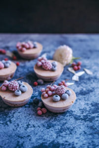 mini raw 'cheesecake' tarts with berries