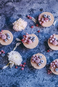 mini raw 'cheesecake' tarts with berries