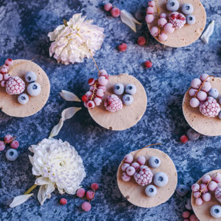 mini raw 'cheesecake' tarts with berries