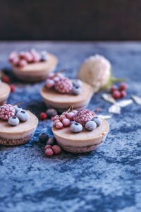 mini raw 'cheesecake' tarts with berries