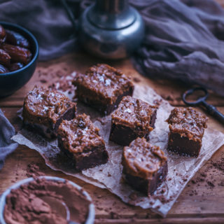 dark chocolate date caramel fudge (vegan, gluten-free)