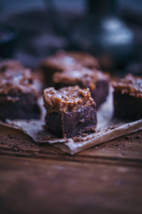 dark chocolate date caramel fudge (vegan, gluten-free)