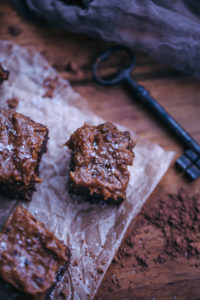 dark chocolate date caramel fudge (vegan, gluten-free)