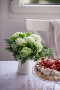 strawberry pavlova cake